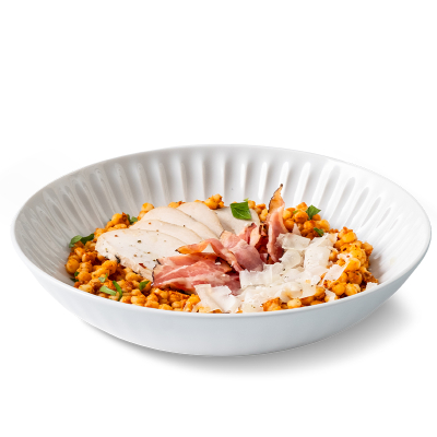 Těstoviny s rajčatovým pestem a kuřecím masem  